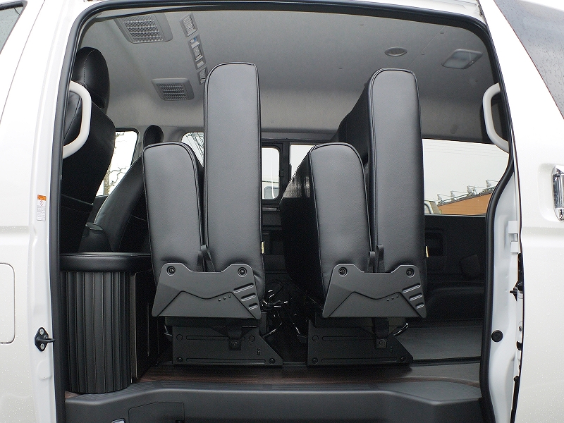 ハイエースワゴン　内装カスタム　後ろ向きシート　規制対応